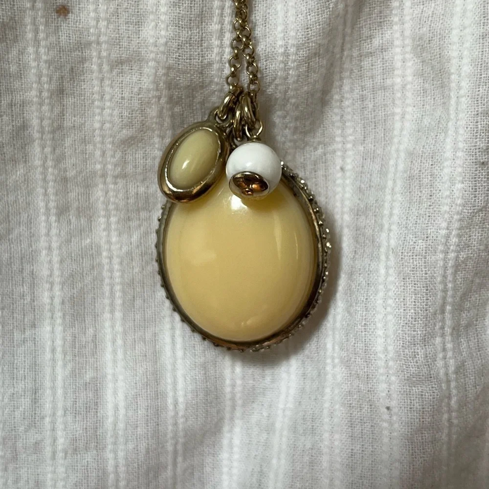 Elegant Cream Pendant Necklace
